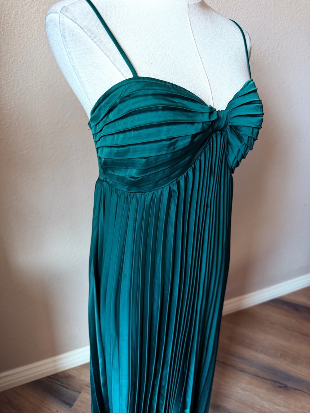 NWT Petal & Pup Vikki Emerald Green Pleated High-Low Slip Dress Size 8 - Picture 14 of 16